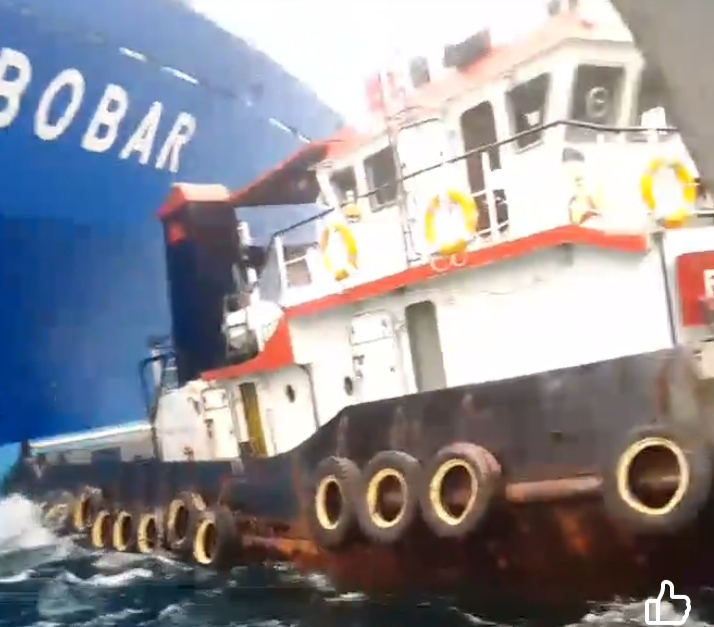 Tangkapan layar video detik-detik KM Labobar menabrak TB Nelly 31 di Pelabuhan Bitung, Minggu (11/8) siang.(Dok Istimewa)