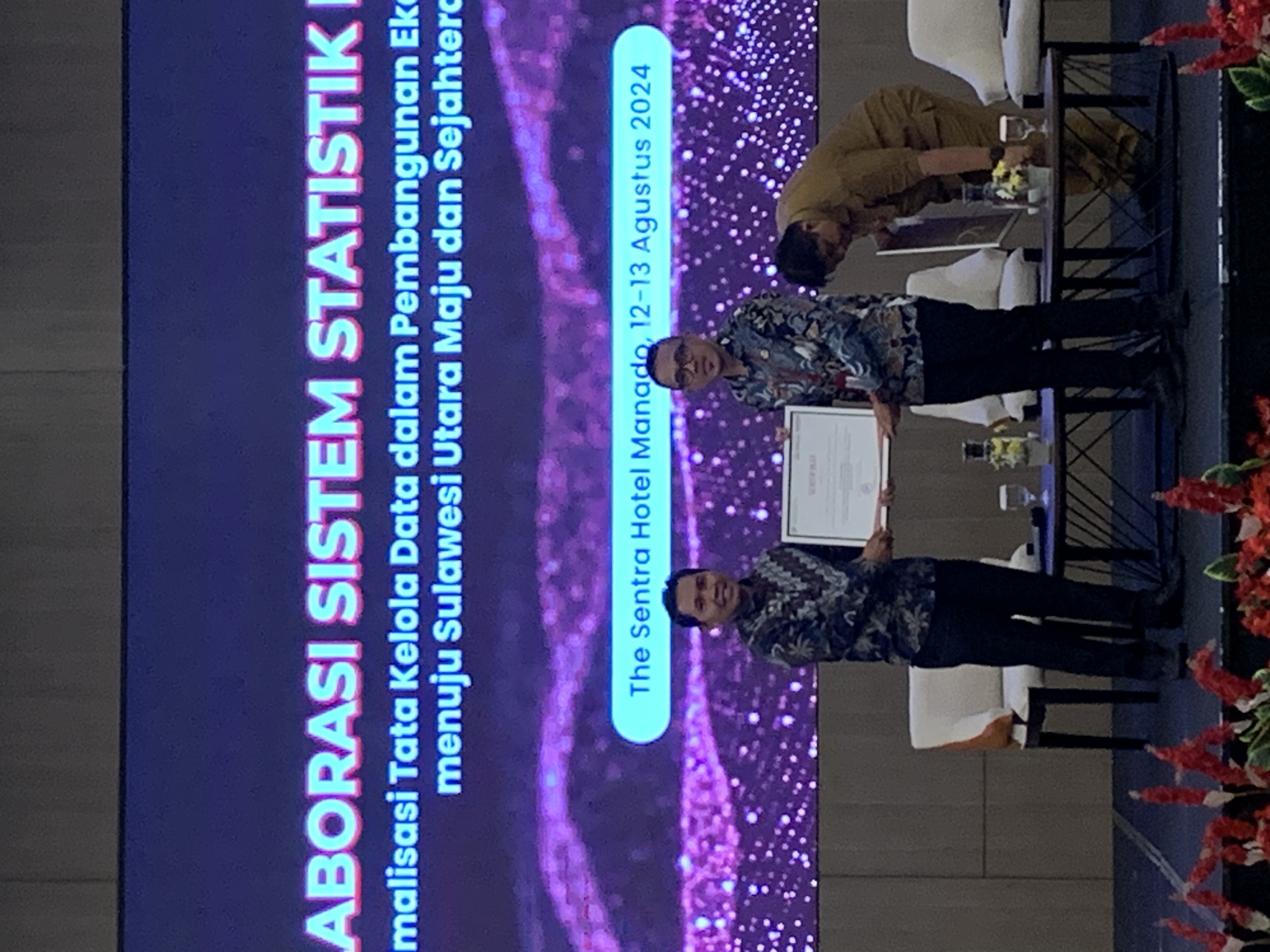 Kadis Kominfo Sitaro Stanly Tukunang, menerima penghargaan sebagai narasumber di kegiatan SSN, di The Sentra Hotel Manado, Senin (12/8) siang.