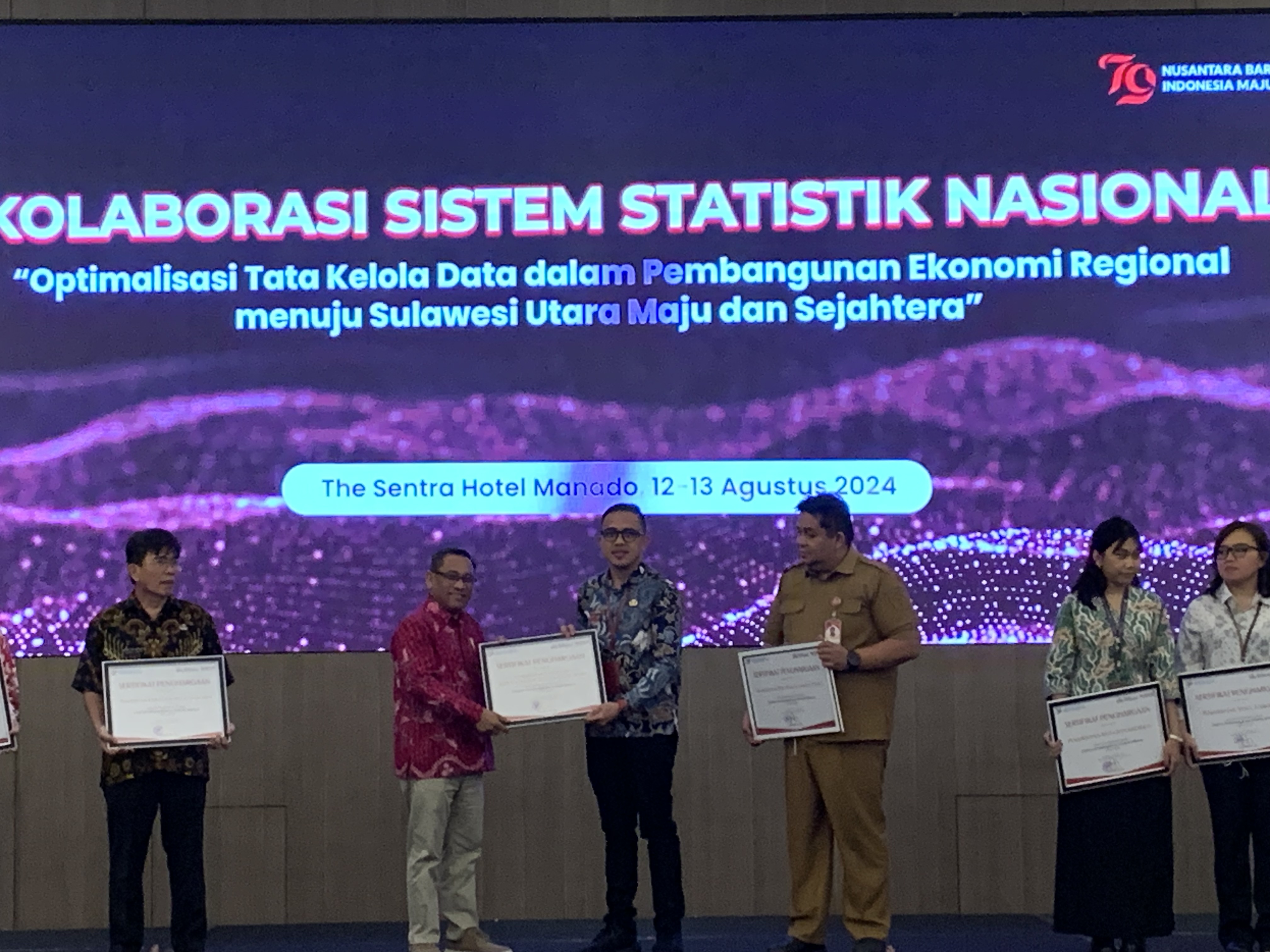 Kepala Dinas Kominfo Sitaro Stanly Tukunang, menerima penghargaan sebagai daerah yang IPS menempati urutan tertinggi se-Provinsi Sulawesi Utara (Sulut).