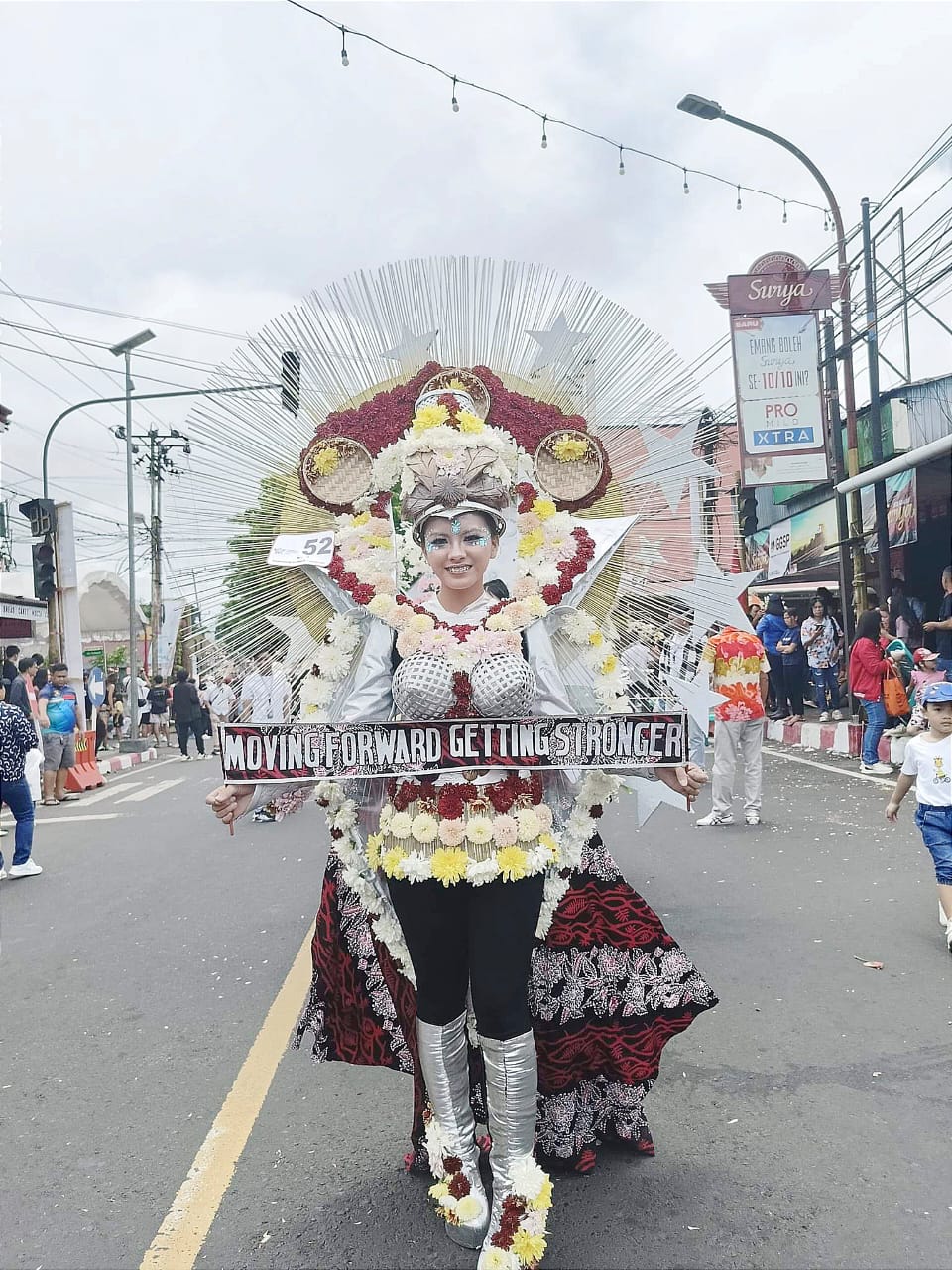 Desain kostum yang dikenakan Benedicta Princes Pangalila bertemakan Space Costume, berhasil raih The Best Costume di ajang Fashion Carnaval TIFF 2024. Dok ist