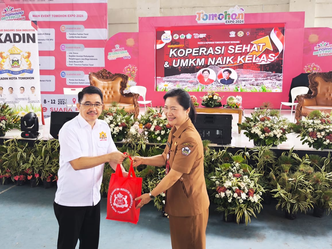 SINERGI: Ketua KADIN Tomohon Lukas Umboh menyerahkan souvernir kepada Pembicara Ketua TP-PKK Ny drg Jeand