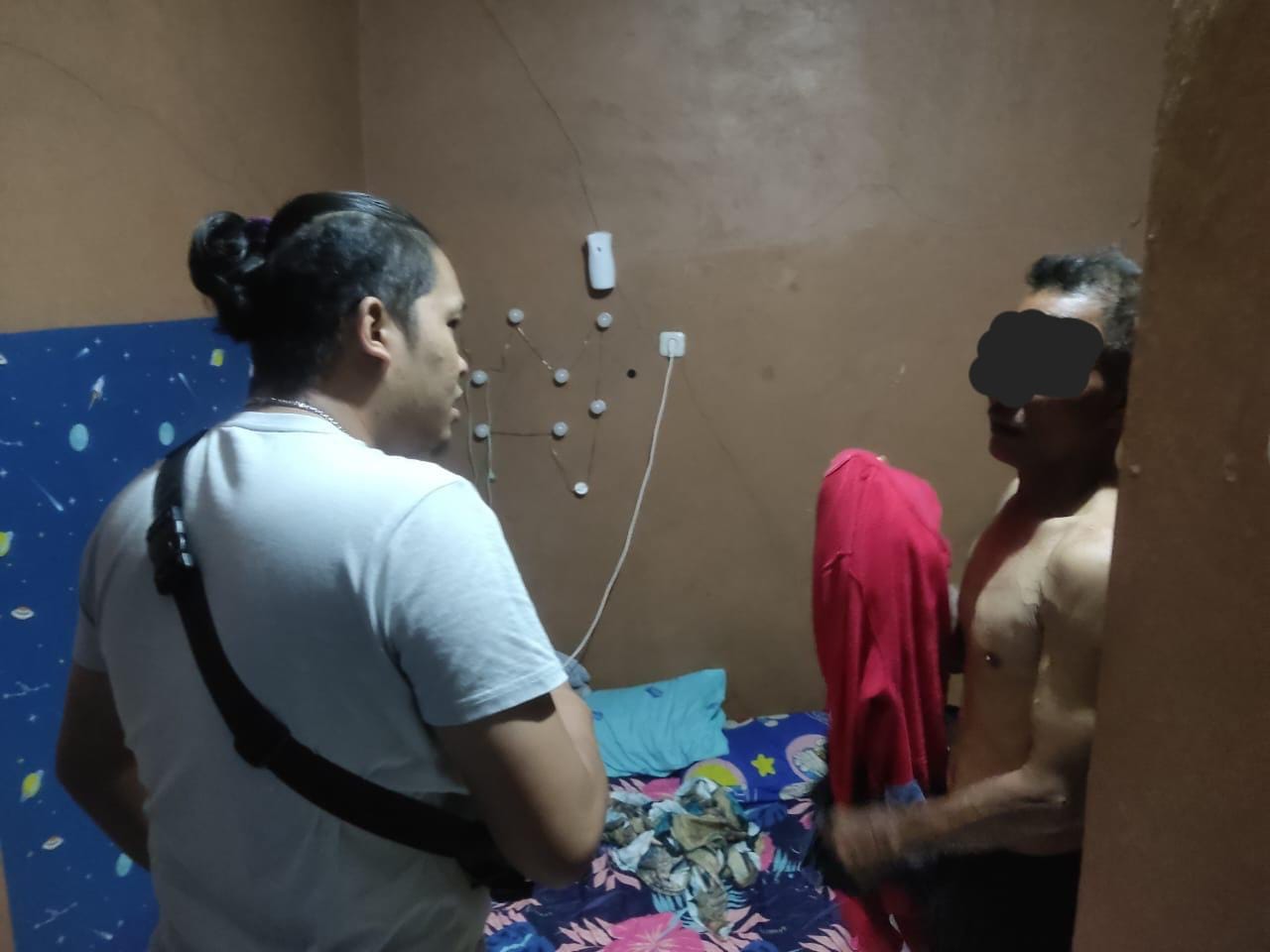 Tim Resmob Polres Bitung saat mendapati praktik prostitusi di kos-kosan.(Dok Istimewa)