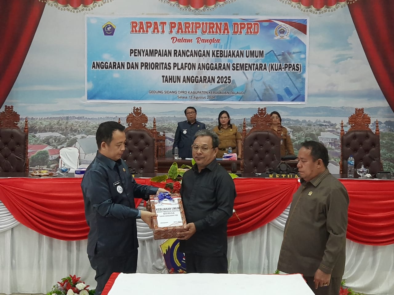 DITERIMA: Bupati Kabupaten Kepulauan Talaud diwakili Sekretaris Daerah Yohanis Kamagi saat meyerahkan Dokumen KUA-PPAS tahun anggaran 2025 yang langsung di terima Wakil Ketua DPRD Voker Pelle