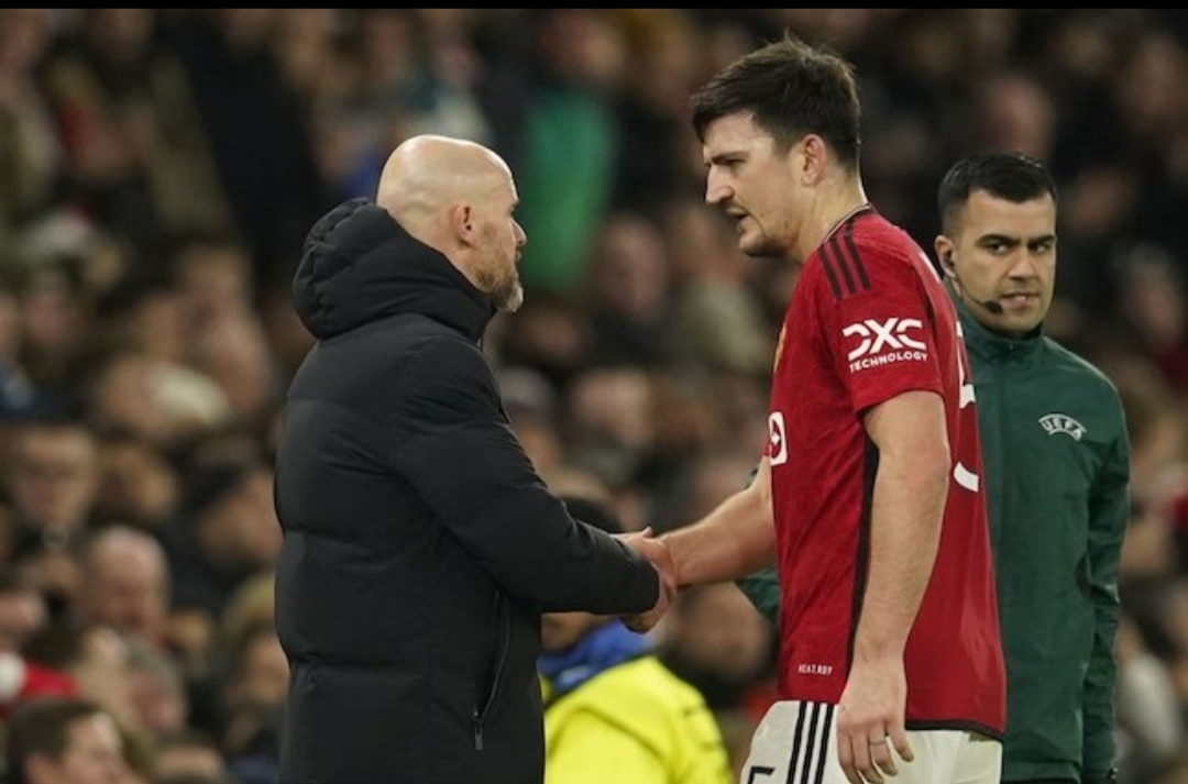 Liga Champions 2023/2024: Pelatih Manchester United, Erik ten Hag (kiri), dan bek Harry Maguire.