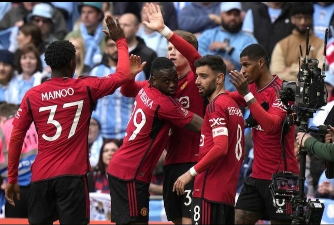 Skuat Manchester United merayakan gol Scott McTominay ke gawang Coventry City, Minggu (21/4/2024).