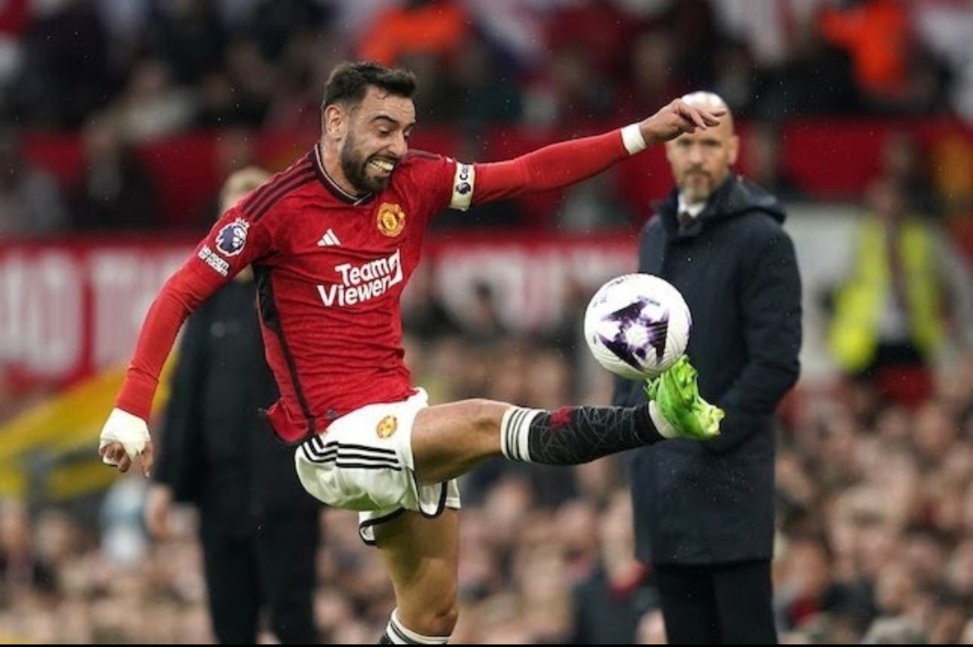 Aksi Bruno Fernandes dalam laga Premier League 2023/2024 antara Manchester United vs Newcastle, Kamis (16/5/2024).