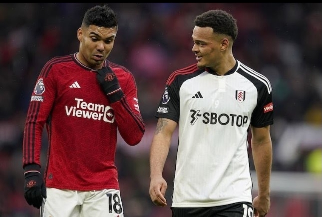 Casemiro (kiri) berbincang dengan Rodrigo Muniz (kanan) di laga MU vs Fulham, Sabtu (24/2/2024)