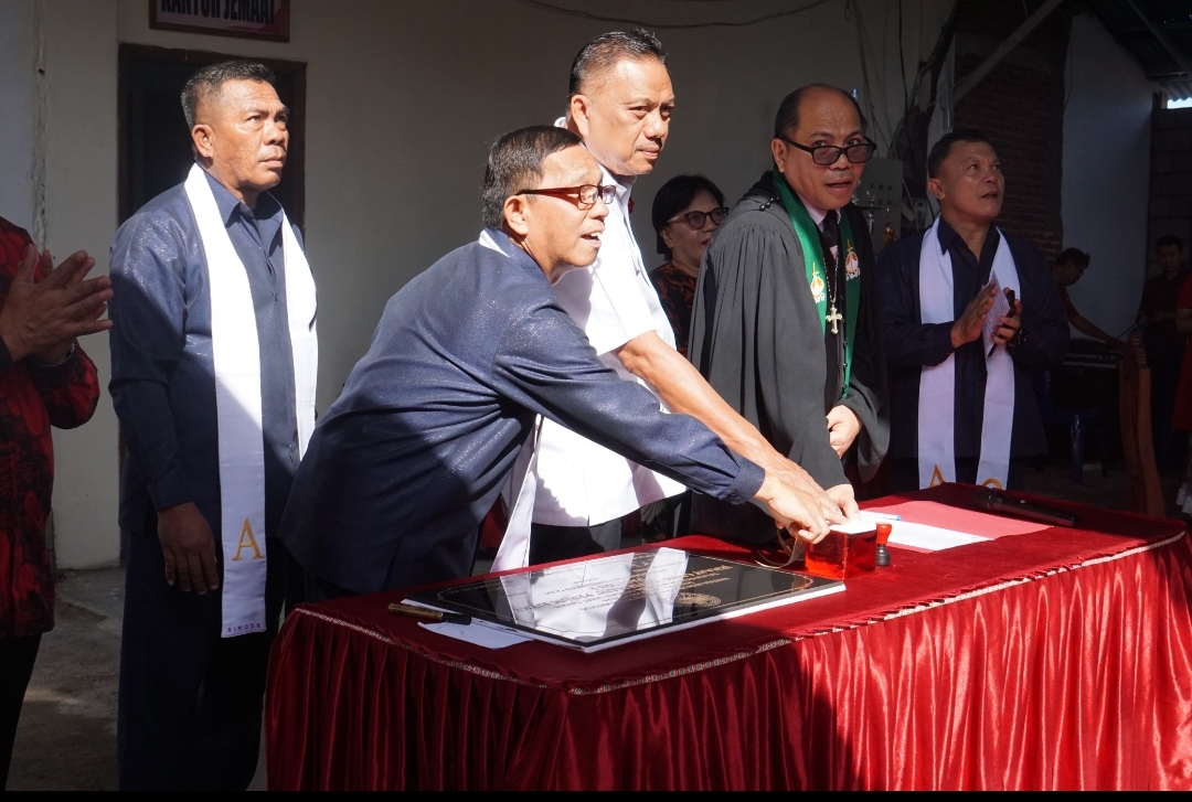 SYUKUR : Gubernur Olly Dondokambey kala meluapkan sukacita dalam peribadatan minggu bersama seluruh perangkat pelayanan dan jemaat Getsemani Perum Rizky Kolongan Tetempangan. (Kominfo)