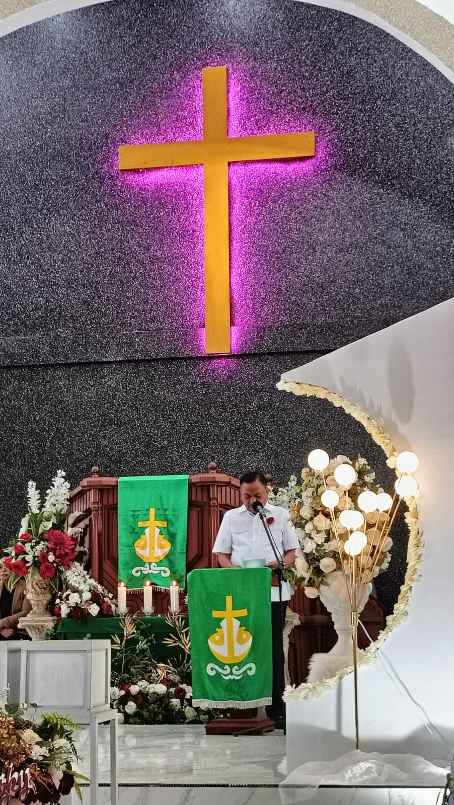RELIJIUS: Gubernur Sulut Olly Dondokambey yang juga Ketua I Majelis Pekerja Harian (MPH) PGI dan Ketua Forum Komunikasi Pria Kaum Bapak (FK-PKB) PGI membacakan Kitab Mazmur 37:3.