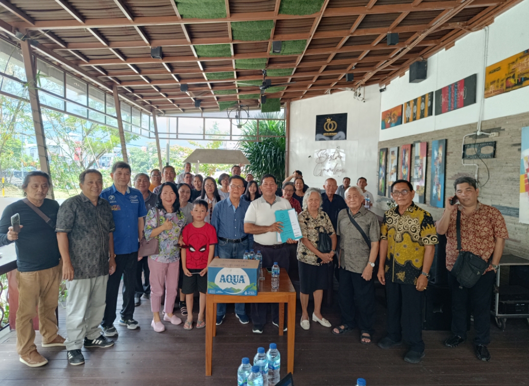 Pengacara Elisa Manurung SH didampingi Franky Weku SH menyerahkan dokumen keputusan MA kepada Badan Pengurus KGBI Ketum Pdt Joubert Warouw yang disaksikan para jemaat.