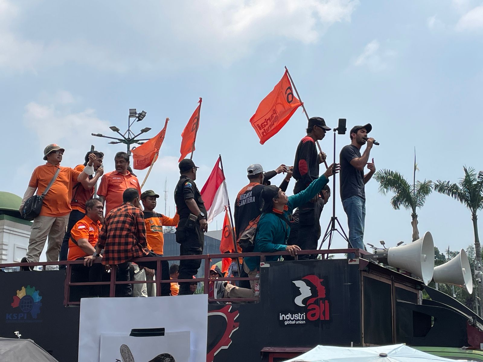 Aktor Reza Rahardian saat berorasi di depan kantor DPR, Jakarta, Kamis (22/8).