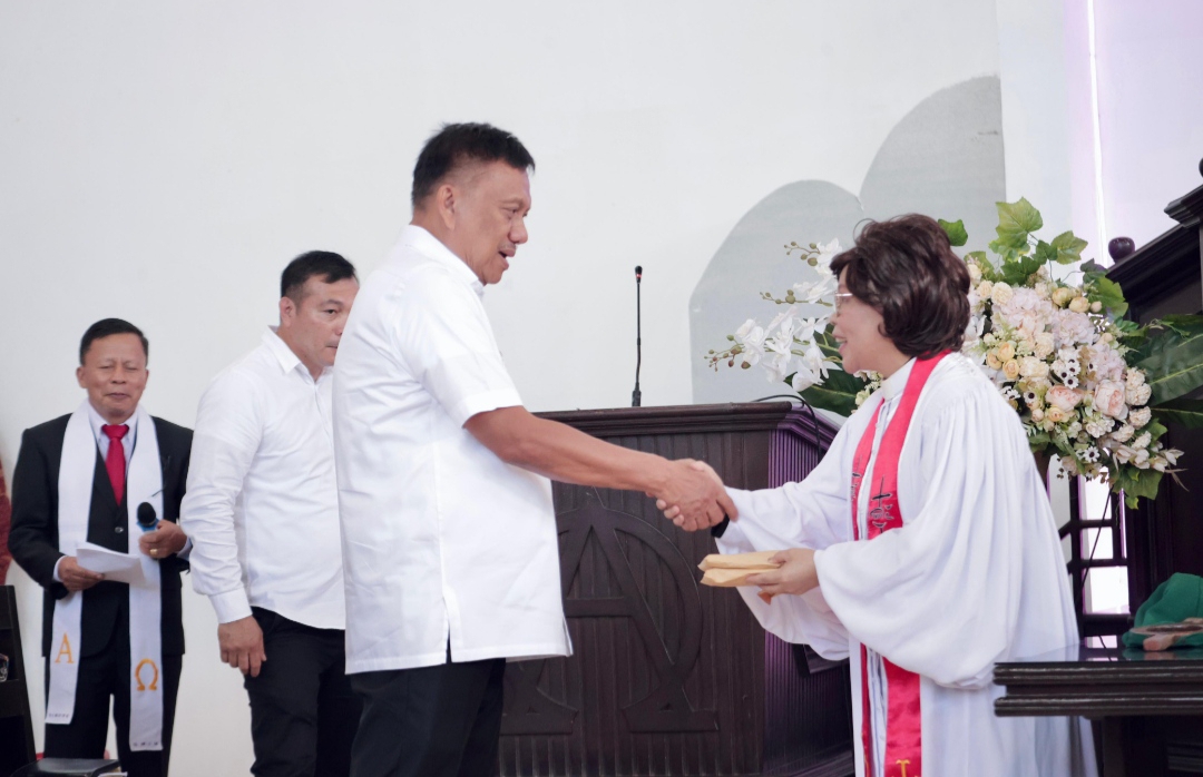 Gubernur Olly Dondokambey bersama Pendeta dalam Peribadatan di GMIM Nimahesaan Pinaras, Tomohon. (Kominfo)