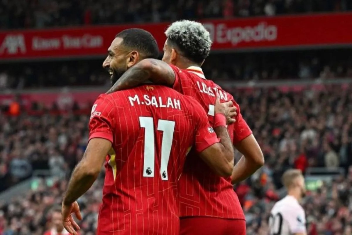 Pemain Liverpool Mohamed Salah dan Luis Diaz merayakan keberhasilan mencetak gol pada pertandingan pekan kedua Liga Inggris kontra Brentford di Stadion Anfield. (Antara)