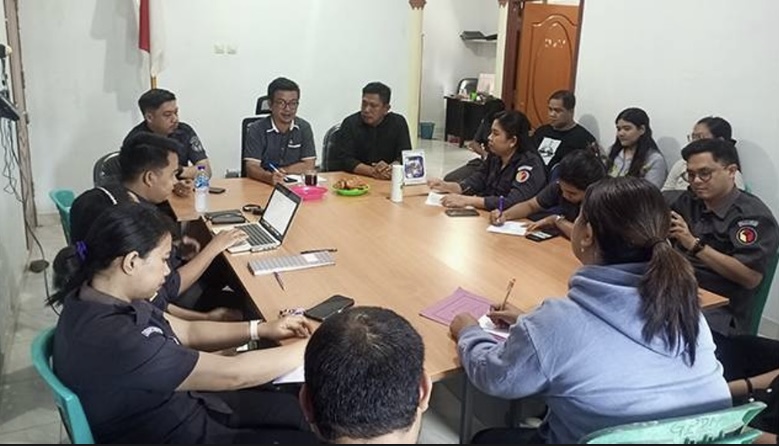 Ketua Bawaslu Sitaro, Henrolds Tatengkeng, pimpin rapat persiapan pengawasan, di Kantor Bawaslu di Kelurahan Paniki, Kecamatan Siau Barat.
