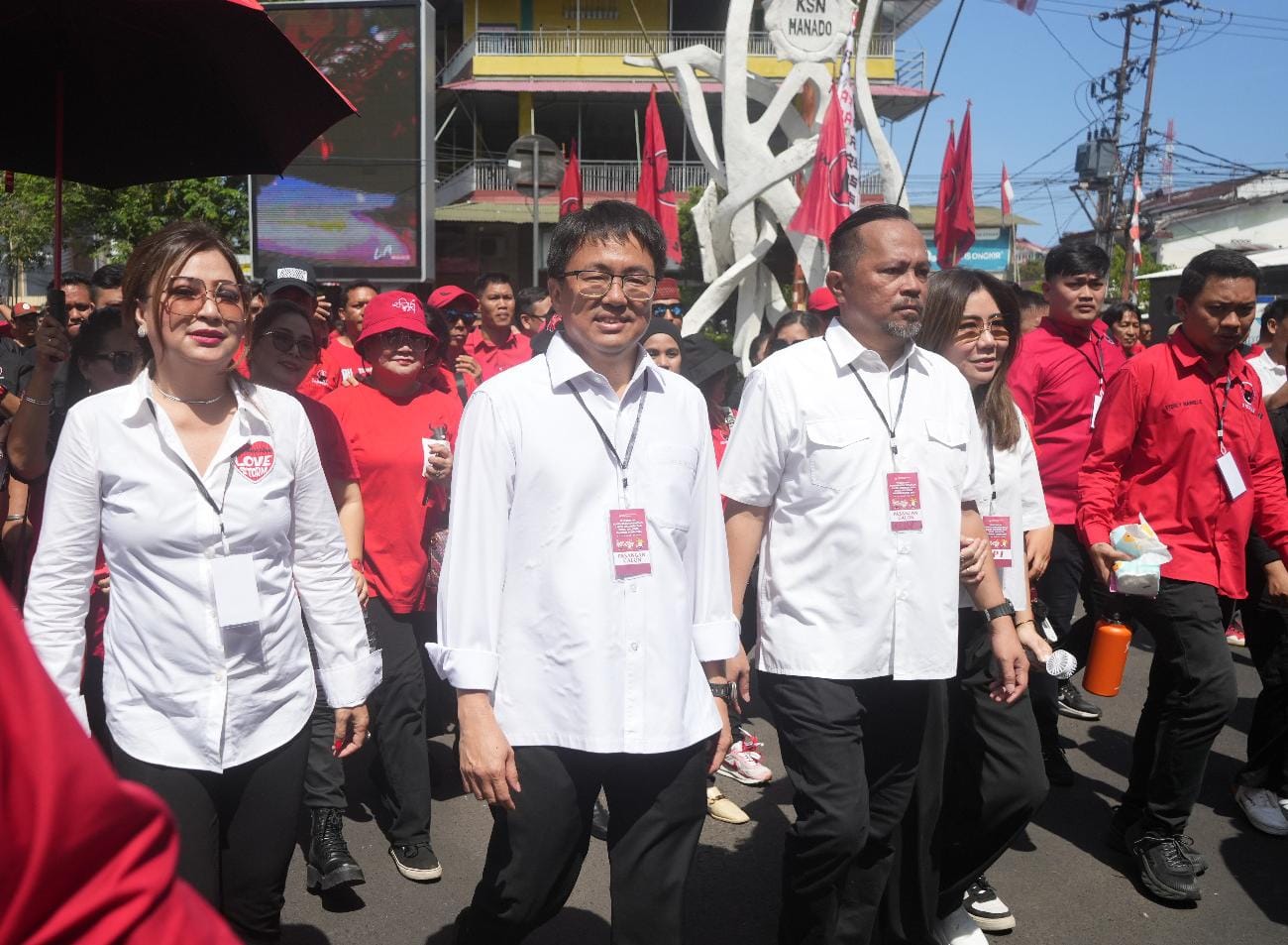AARS didampingi istri dan pengurus PDIP Manado serta pendung saat menuju ke Kantor KPU Manado untuk mendaftar.