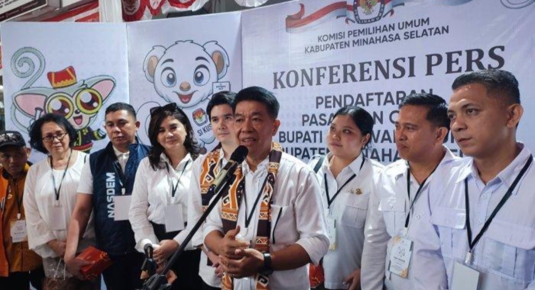 SAH: Pasangan Asiano Gammy Kawatu bersama Darren Runtuwene saat mendaftar ke KPU Minsel.