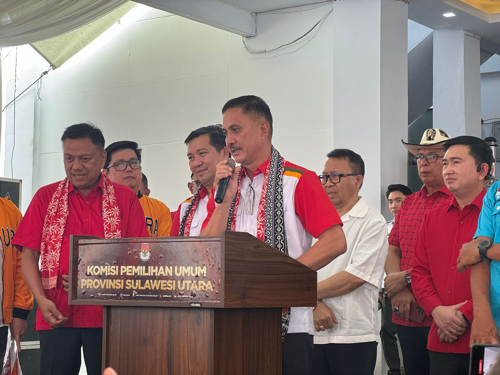 Letjen TNI (Purn) Alfred Denny Tuejeh salah satu jenderal TNI yang diusung PDIP di Pilkada serentak.