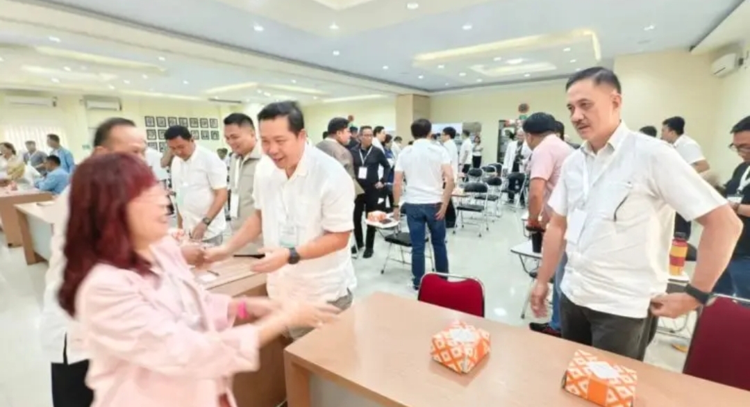 PERSYARATAN: Paslon Steven Kandouw dan Denny Tuejeh saat mengikuti pemeriksaan kesehatan di RSUP Prof Kandou Manado.