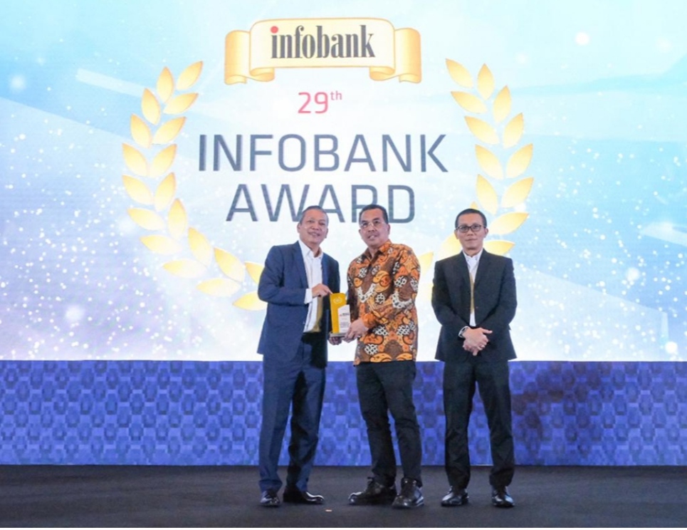 Eko B. Supriyanto, selaku Chairman Infobank Media Group saat menyerahkan penghargaan untuk BSG, diterima Direktur Pemasaran, Pius Batara.