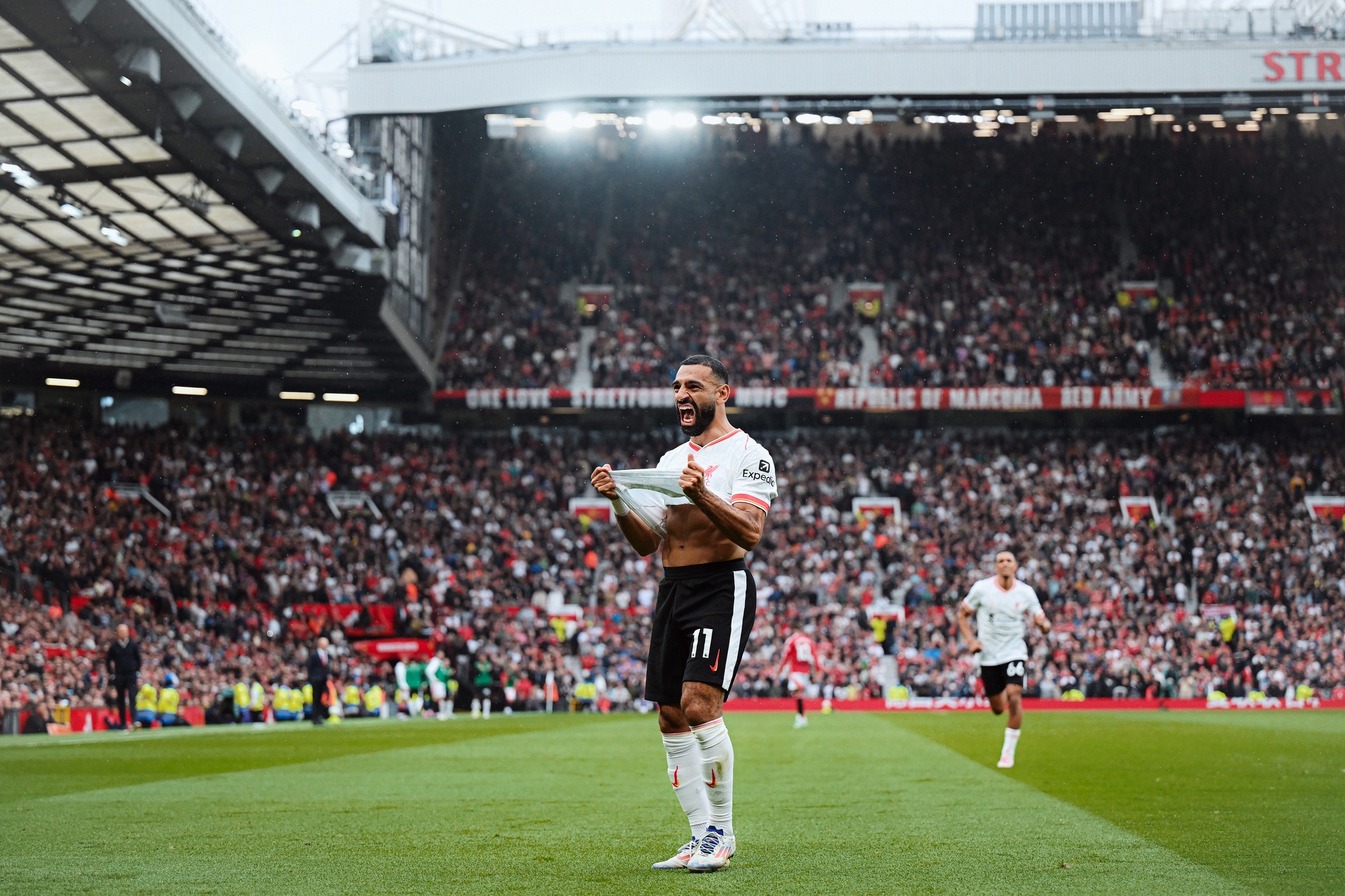 Mohamed Salah Melakukan selebrasi usai mencetak gol ke gawang manchester united (Photo by Michael Regan/Getty Images)