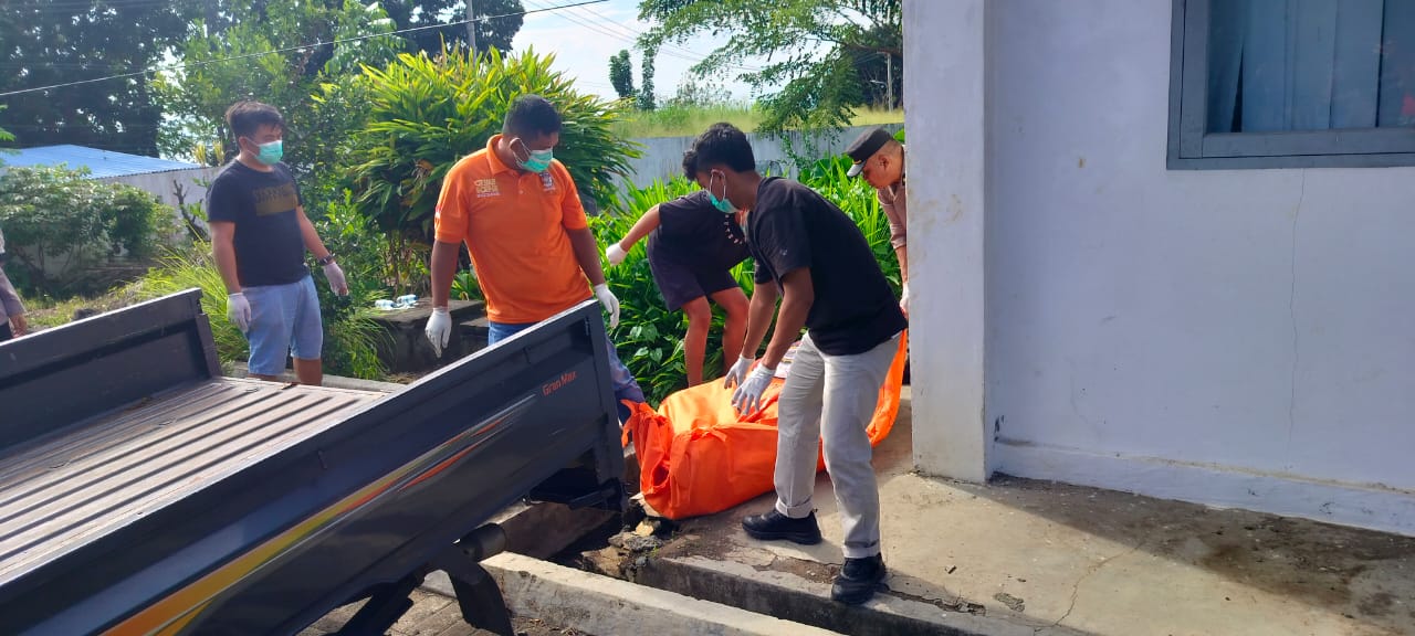Aparat kepolisian saat mengevakuasi mayat yang ditemukan di Kantor Kantor UPTD Meteorologi Sagerat, Bitung.(Dok Istimewa)