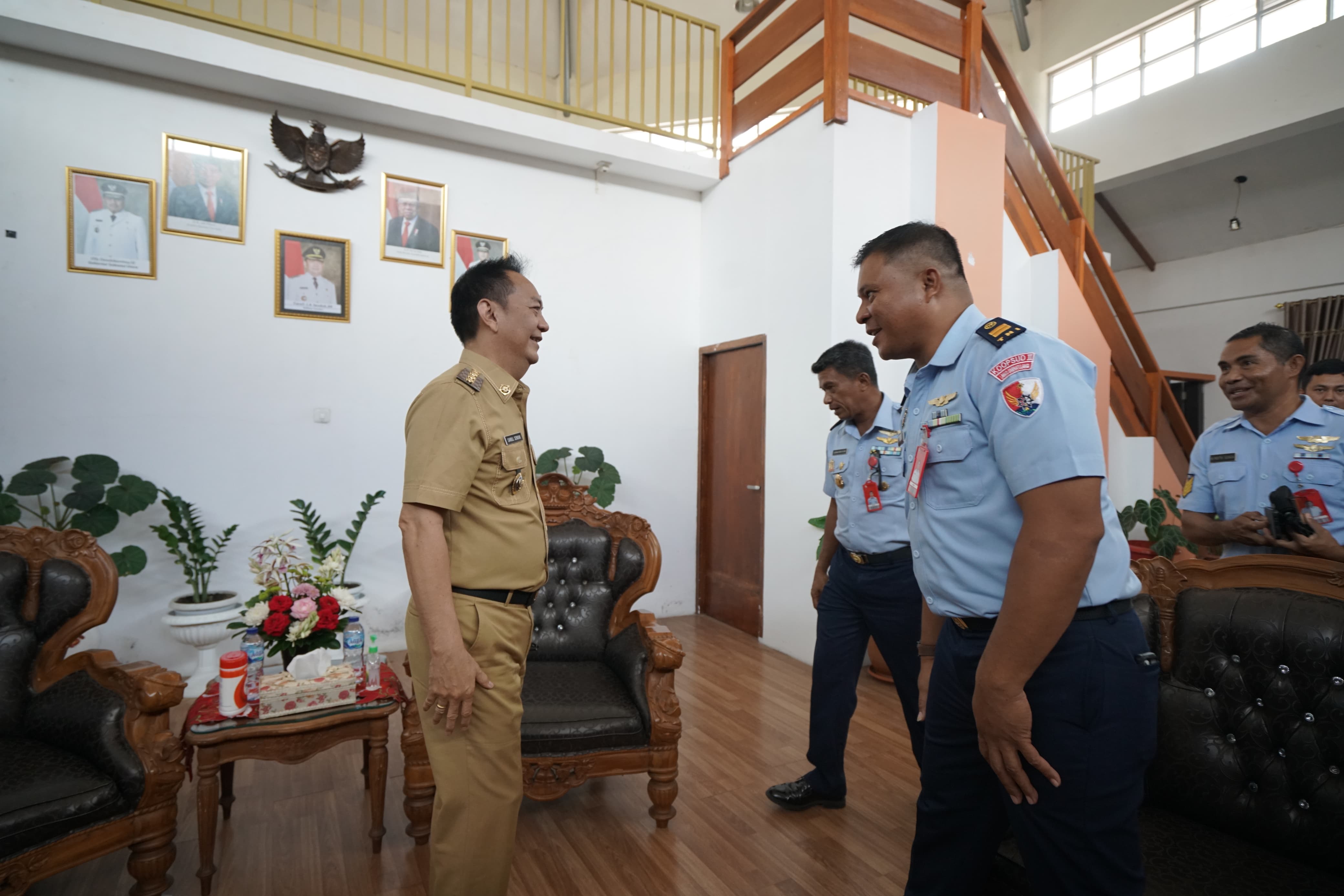 Wali Kota Caroll Senduk SH bersama Kadispotdirga Kolonel Tek Lodewijk Makitulung, membahas soal pengembangan potensi Aerosport. Dok istimewa