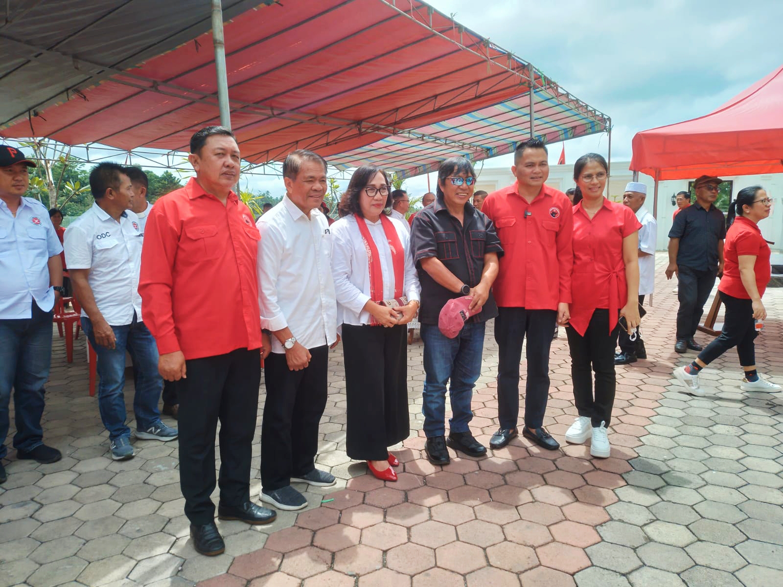 Jeremia Damongilala (kedua kiri) bersama Bapaslon Ronald Kandoli-Fredy Tuda, ada juga Ketua DPC PDIP Mitra James Sumendap di sela pendaftaran di KPU Kabupaten Mitra, beberapa waktu lalu. Dok istimewa
