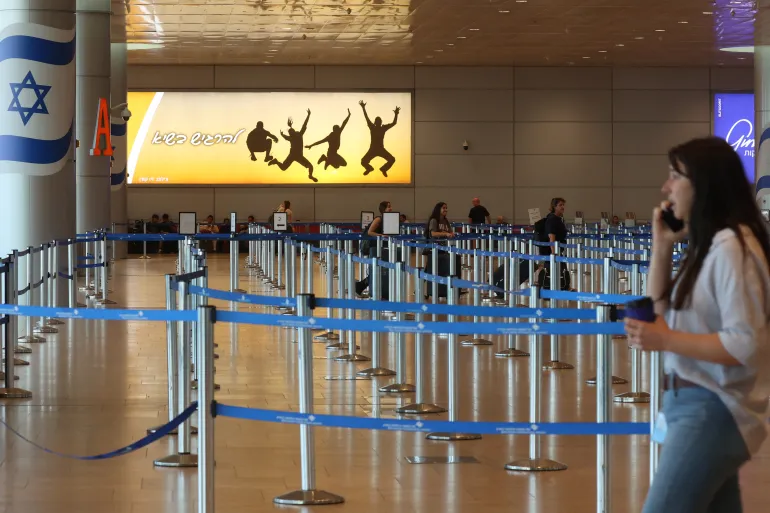 Penumpang menunggu penerbangan di bandara Ben Gurion di Tel Aviv selama pemogokan nasional pada 2 September 2024 [Gil Cohen-Magen/AFP]