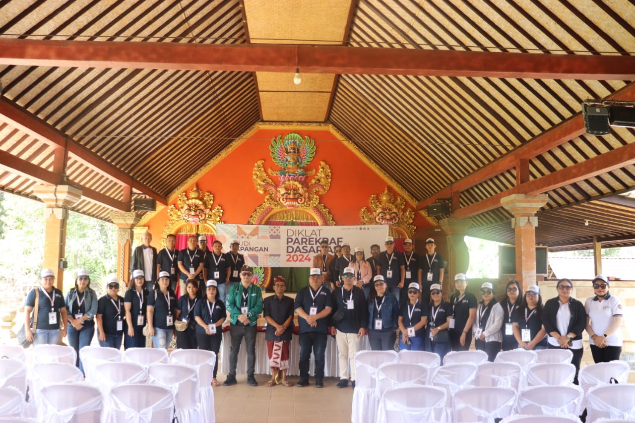 PERKUAT WAWASAN: Rombongan ASN Pemkot Tomohon saat mengikuti Diklat Pariwisata dan Ekonomi Kreatif Dasar di Bali. Dok istimewa