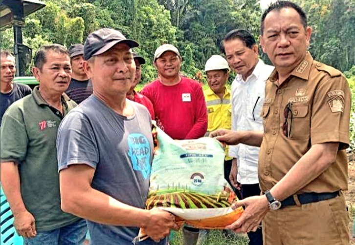Wali Kota Caroll Senduk SH saat menyerahkan bantuan pupuk hasil kerja sama Pemkot Tomohon dan Pemprov Sulut. Dok istimewa