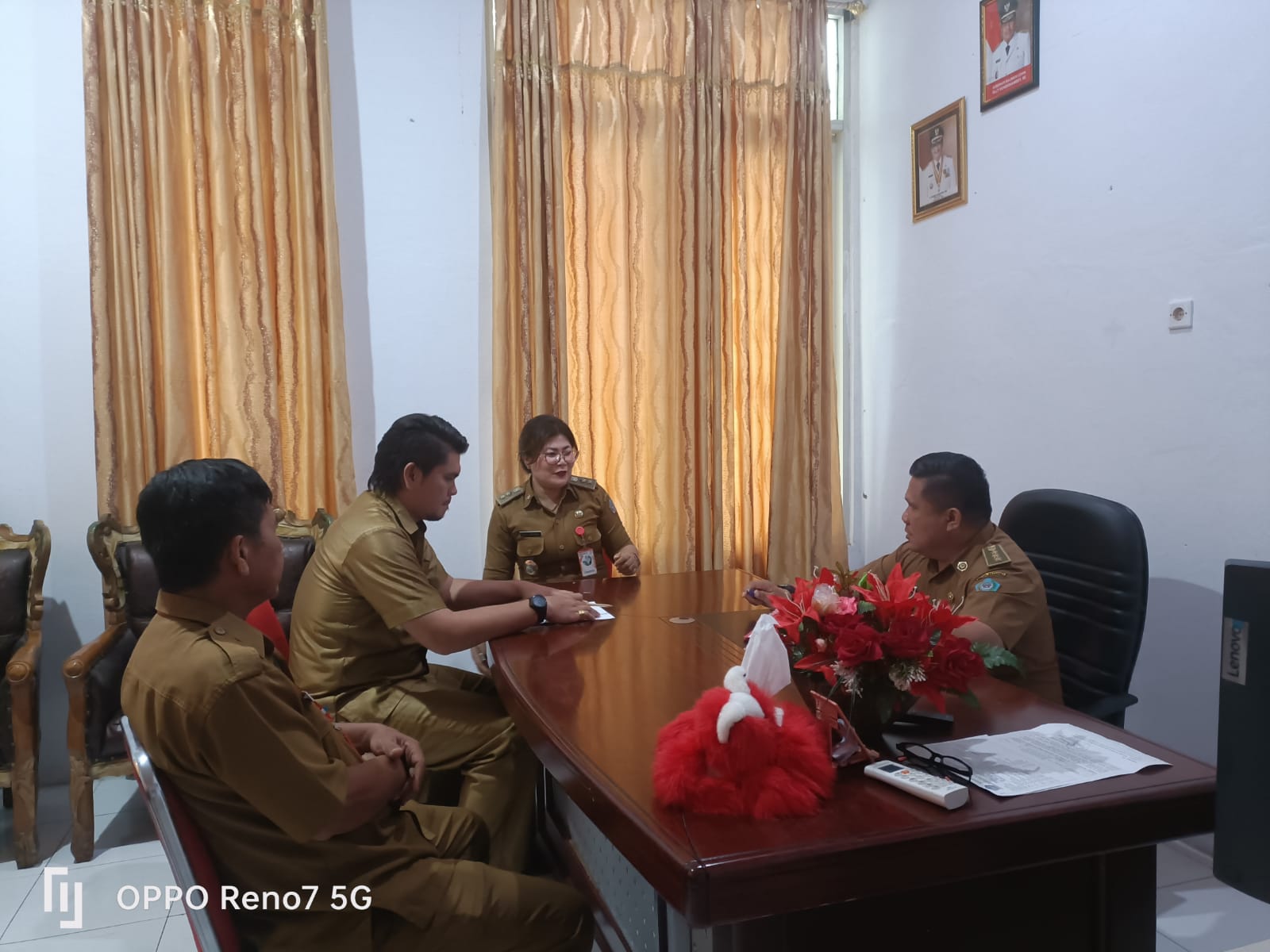 Camat Madidir Handry Enoch didampingi jajaran saat melakukan pemeriksaan terhadap Lurah Madidir Unet Verawati Burungmanis.(Dok Istimewa)