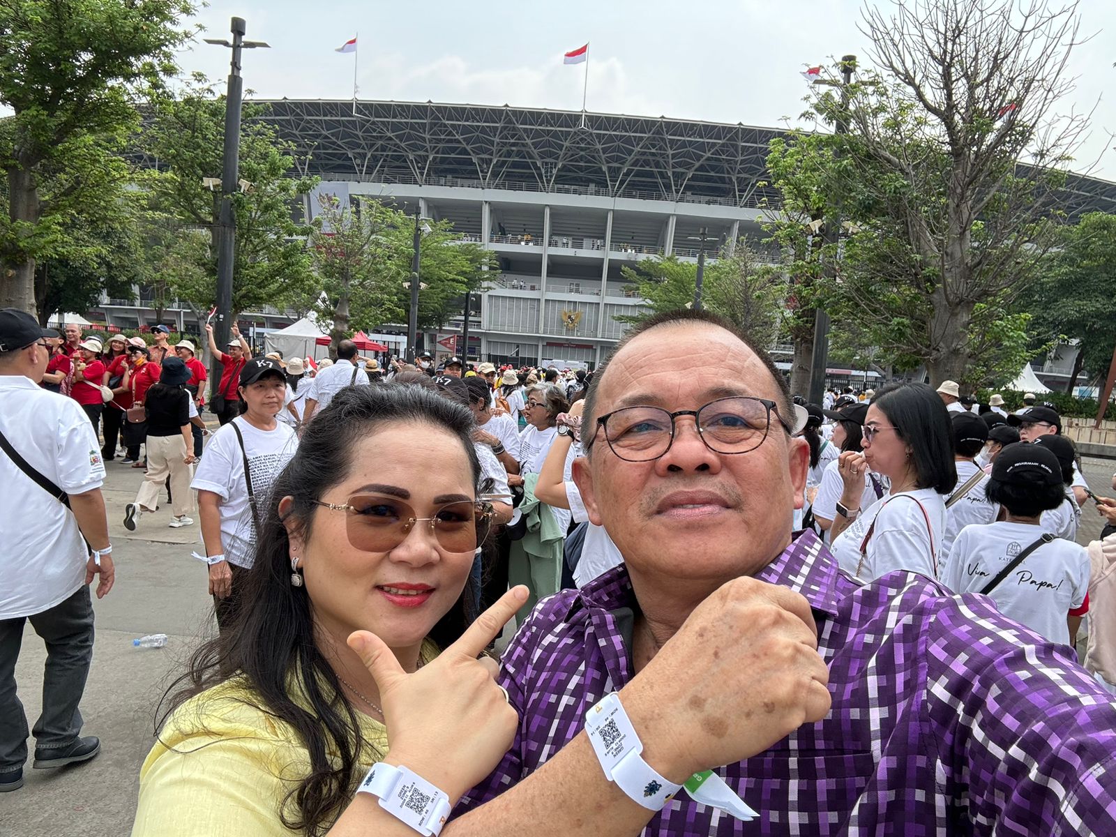 Calon  Wali Kota Tomohon Wenny Lumentut yang datang bersama istri tercinta Ellen S di GBK.
