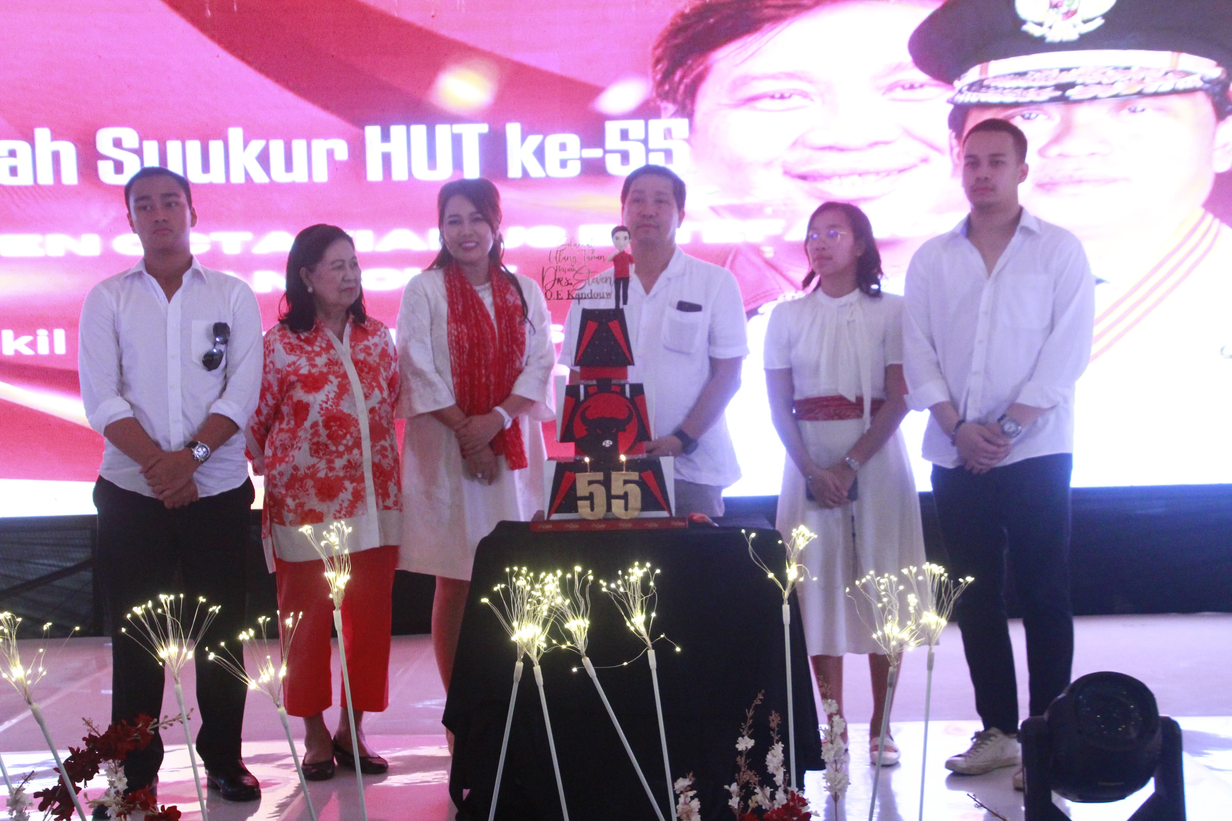DUKUNGAN PENUH: Steven Kandouw bersama keluarga saat merayakan HUT ke-55 tahun di Basecamp, Minahasa.
