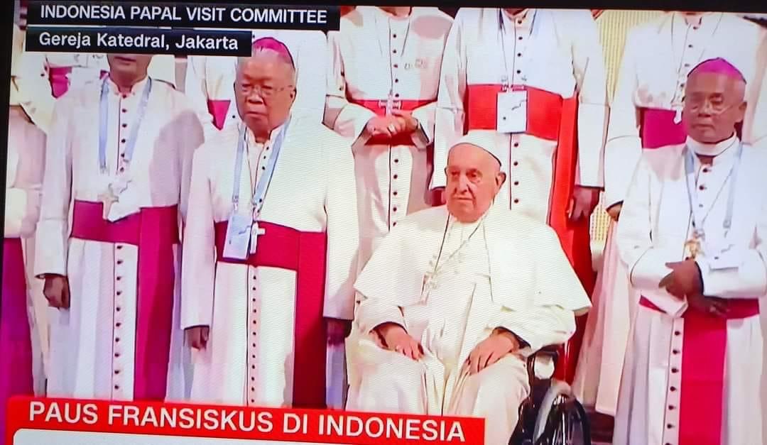 Uskup Agung Merauke Mgr Petrus Canisius Mandagi tepat di sisi kanan Paus Fransiskus dalam kunjungan Pemimpin Tertinggi Gereja Katolik Sedunia tersebut di Gereja Katedral Jakarta.