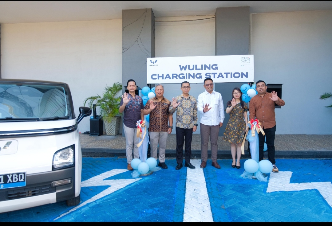 Wuling Kumala resmi membuka Charging Station di Hotel Four Points Manado, Jumat (6/9).