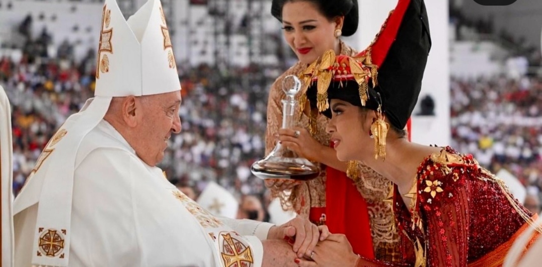 Lyodra saat bersalaman dengan Paus Fransiskus.