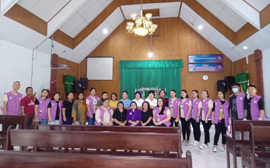 Bakti Sosial Yayasan Medika GMIM RSU GMIM Bethesda Tomohon dan RSU GMIM Tonsea Airmadidi di Jemaat Sarawet Likupang. Ketua BPMJ Pdt Corry Waworundeng MTeol (duduk tengah)