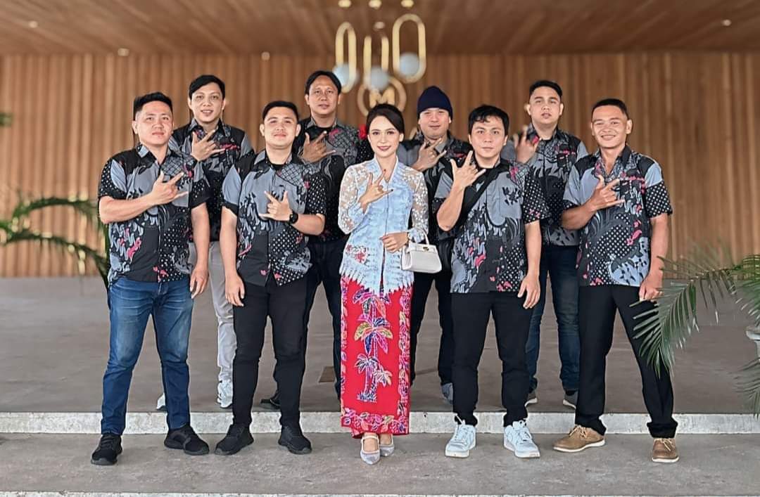 Ivana Wuwungan bersama Tim Pemenangannya