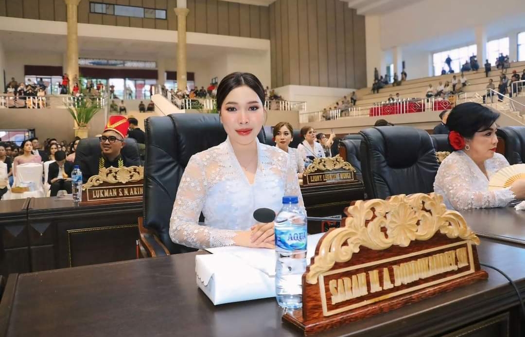 RESMI LEGISLATIF: Anggota DPRD Minahasa termuda Sarah Dondokambey usai dilantik langsung menempati kursi Wakil Rakyat.