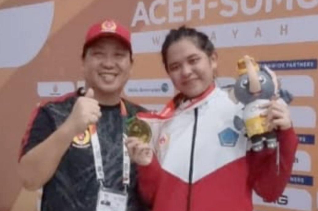 Caption Ketua KONI Steven Kandouw bersama atlet hapkido putri asal Tondano  Gloria Muntu, yang meraih medali emas pertama buat Sulut
