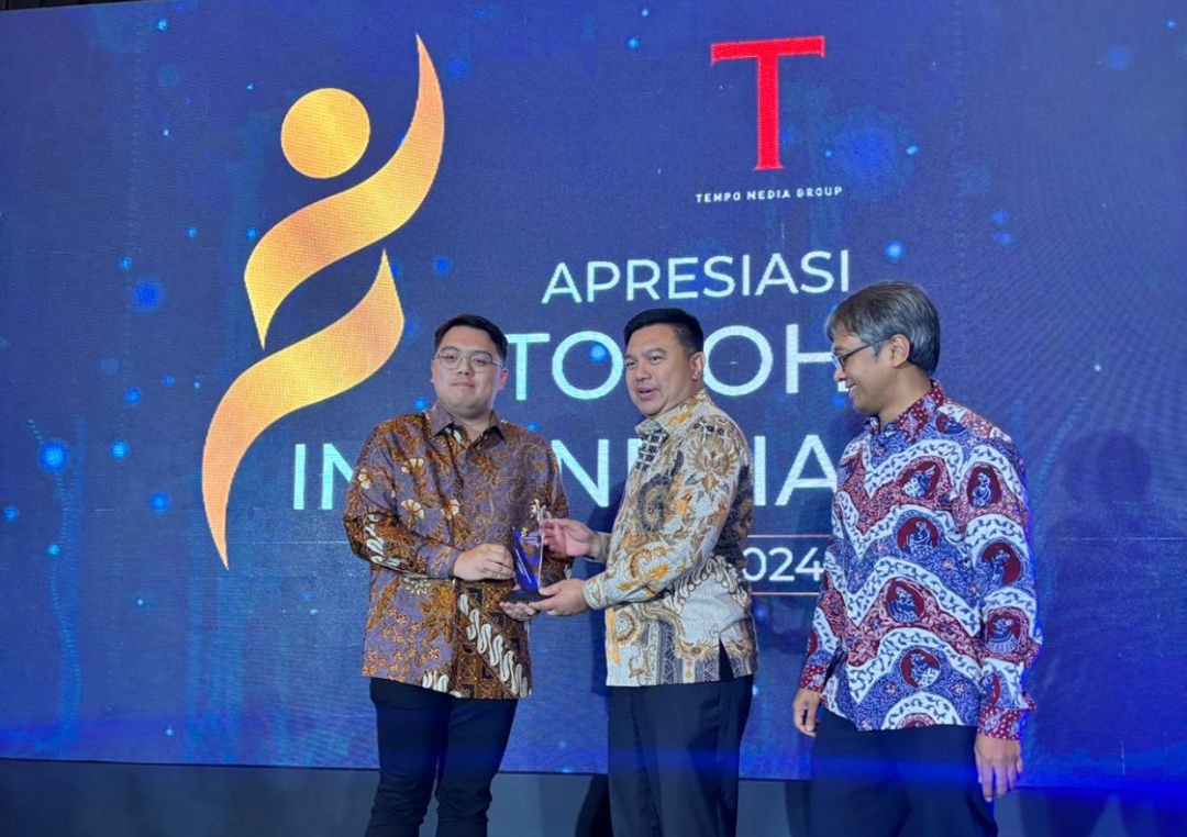 Penghargaan tersebut diterima oleh putra Gubernur, Rio Dondokambey, BS, MM, yang juga merupakan anggota DPR-RI terpilih, dalam acara penghargaan yang berlangsung di Jakarta.