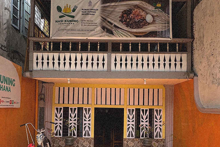 Rumah Makan Nasi Kuning Sederhana yang legendaris di Manado