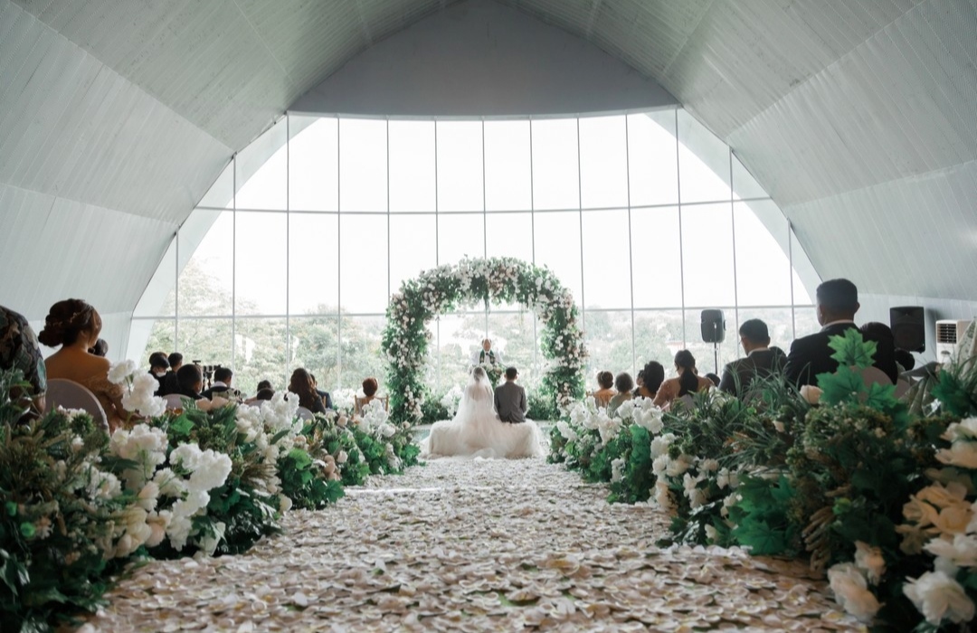 Suasana pemberkatan nikah di Chapel Novotel and Convention Center Manado