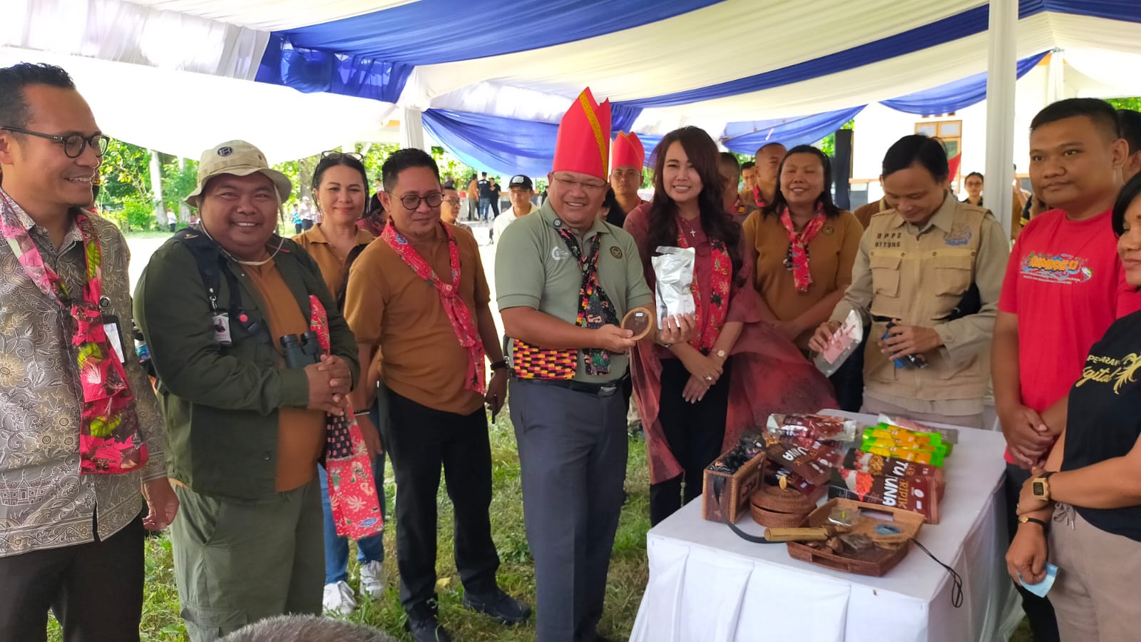 Kemenparekraf saat melihat UMKM hasil kerajinan di Kelurahan Batuputih Bawah, Kota Bitung.