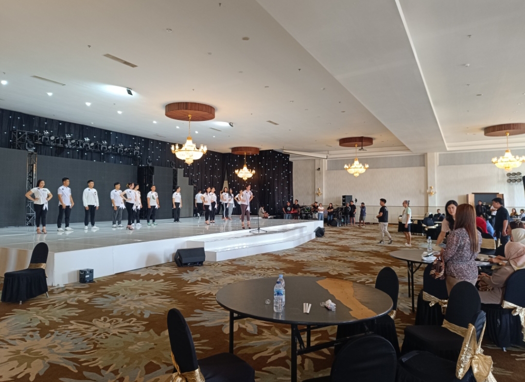 Suasana gladi para finalis Nyong Noni Sulut tahun 2024 di Sutan Raja Kotamobagu