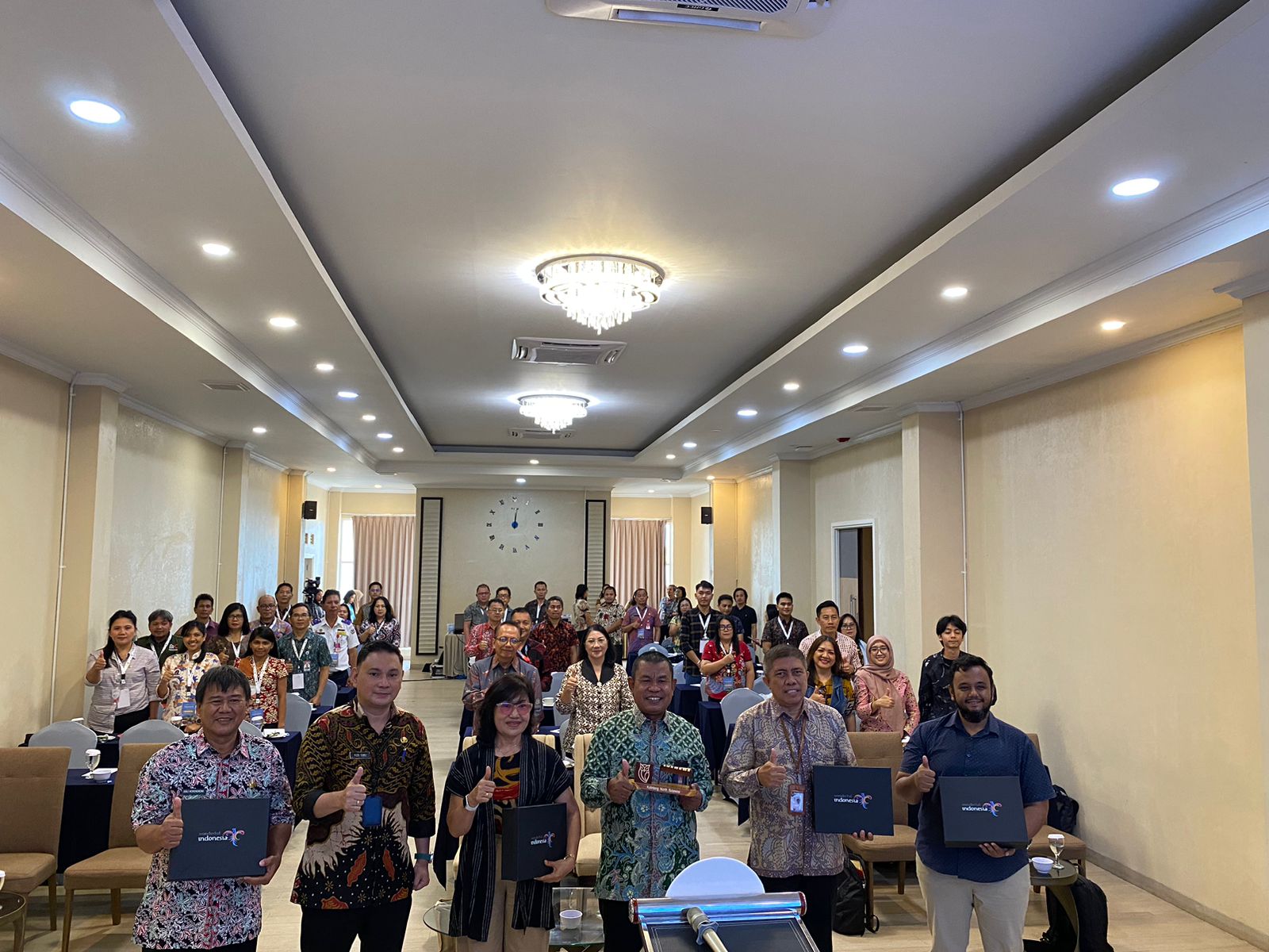 SOLID: Peserta dan Narasumber FGD pembahasan Laporan Akhir Rencana Induk Daya Tarik Wisata Air Terjun Tekaan Telu. Dok istimewa