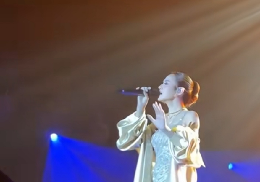 Mahalini, saat tampil di Lifetime Tribute to Chrisye Concert