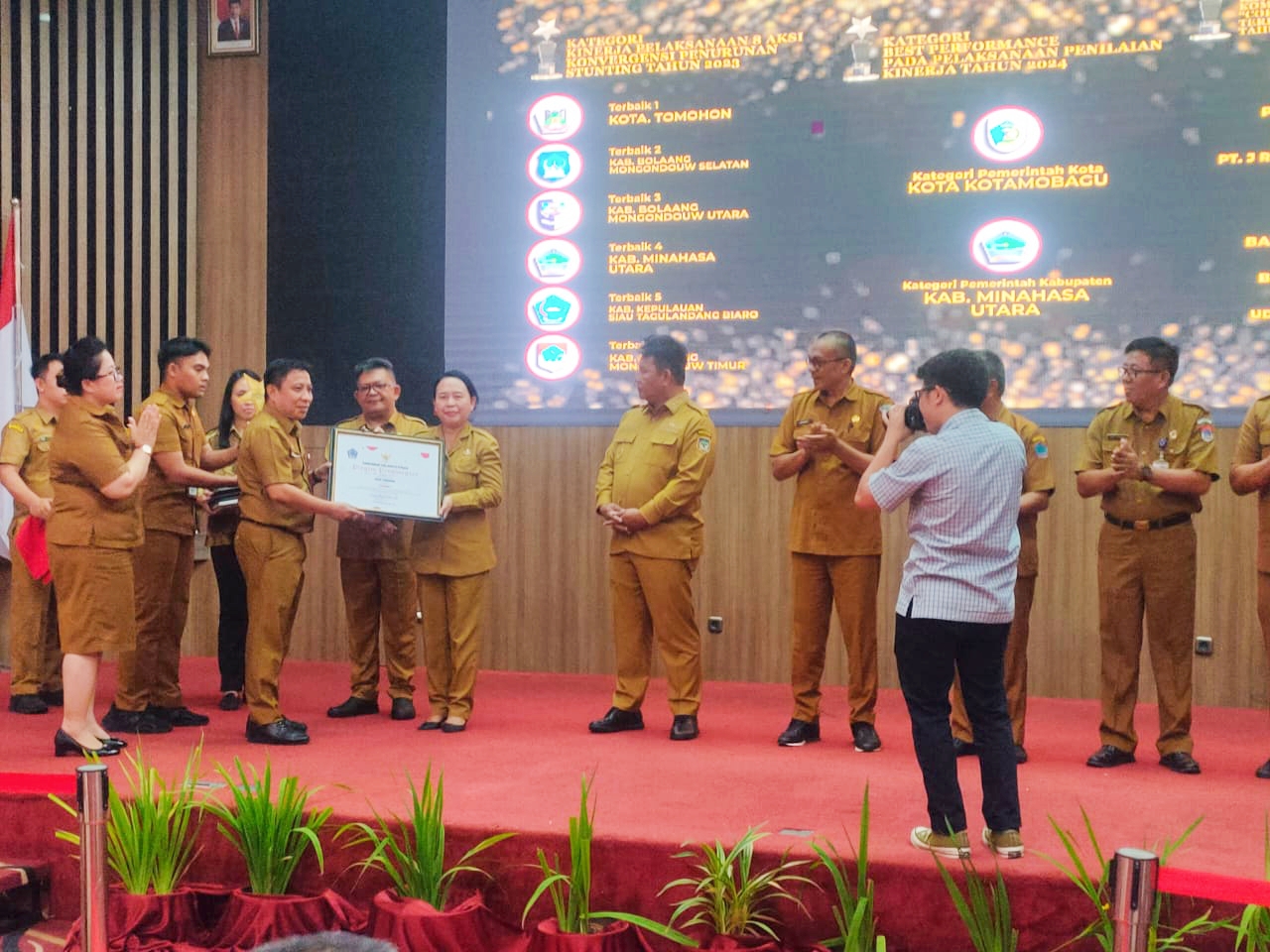 BUKTI NYATA: Kepala Dinas Pengendalian Penduduk dan Keluarga Berencana (DP2KB) Daerah Kota Tomohon Mareyke Manengkey, saat menerima penghargaan penanganan Stunting oleh Pemprov Sulut. Dok istimewa