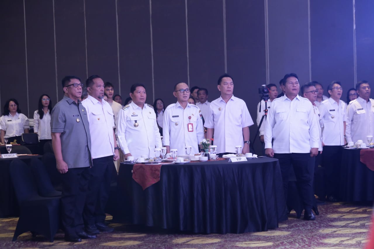TURUT HADIR: Jajaran Pemerintah Daerah Kabupaten/Kota termasuk Wali Kota Caroll Senduk SH saat menghadiri penganugerahan Paritrana Award. Dok istimewa