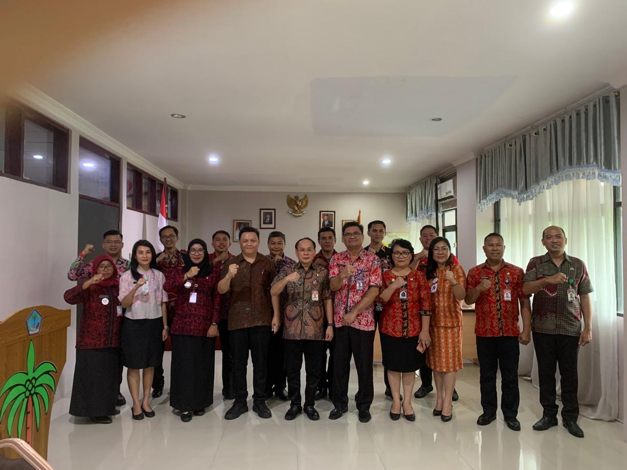 Kepala BPSDM Sulut Royke Tumiwa bersama Pemimpin Redaksi Manado Post Tommy Waworundeng didapuk menjadi penilai dalam tes wawancara pemilihan ASN Teladan